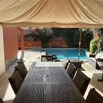 아파트 With Private Swimming Pool And Garden