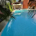 With Private Swimming Pool And Garden Апартаменты *