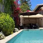 With Private Swimming Pool And Garden Апартаменты *