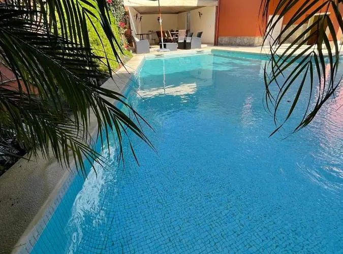 With Private Swimming Pool And Garden شقة *